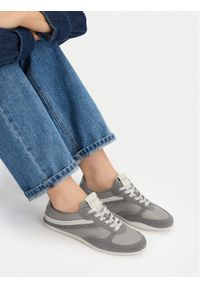 Guess Jeans Sneakersy EO-GJ2128 Szary. Kolor: szary. Materiał: skóra, zamsz #1