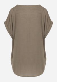 Renee - Ciemnobeżowa Bluzka z Lnem i Wiskozą o Nietoperzowym Kroju z Krótkim Rękawem Herira. Okazja: na co dzień. Typ kołnierza: dekolt w serek. Kolor: beżowy. Długość: krótkie. Wzór: aplikacja. Materiał: wiskoza, len. Długość rękawa: krótki rękaw. Sezon: lato. Styl: elegancki, casual #2