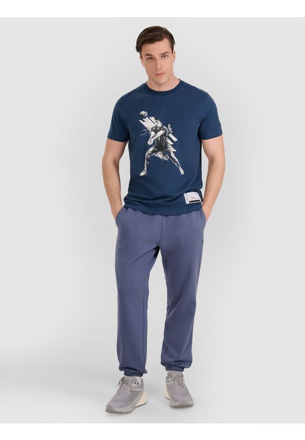 4f - 4F T-shirt regular z nadrukiem siatkarskim męski - granatowy M. Okazja: na co dzień, do domu. Kolor: niebieski. Materiał: jersey, bawełna, materiał. Wzór: nadruk. Styl: casual, klasyczny, sportowy