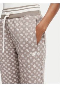 Guess Spodnie dresowe V5YB20 KB212 Brązowy jasny Regular Fit. Kolor: brązowy. Materiał: syntetyk #4