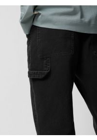 outhorn - Jeansy comfort z prostymi nogawkami męskie - czarne. Stan: podwyższony. Kolor: czarny. Materiał: jeans #4