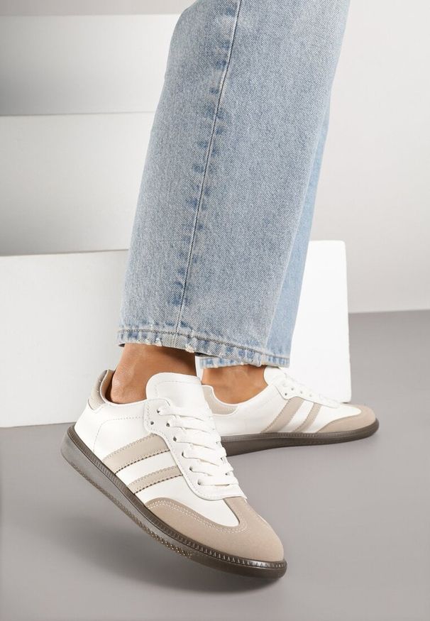 Renee - Beżowo-Białe Casualowe Sneakersy na Płaskiej Podeszwie z Paskami Jereria. Okazja: na co dzień. Nosek buta: okrągły. Zapięcie: pasek. Kolor: beżowy. Obcas: na płaskiej podeszwie. Wysokość obcasa: niski