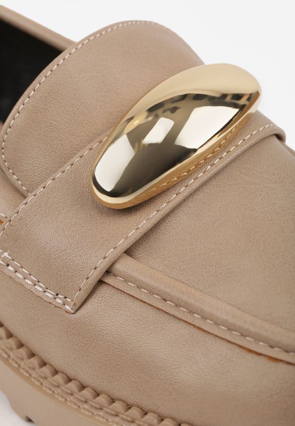 Born2be - Ciemnobeżowe Mokasyny Vices ze Skórzaną Wkładką i Metaliczną Ozdobą Anlee. Okazja: na co dzień. Kolor: beżowy. Materiał: skóra. Wzór: aplikacja. Styl: casual