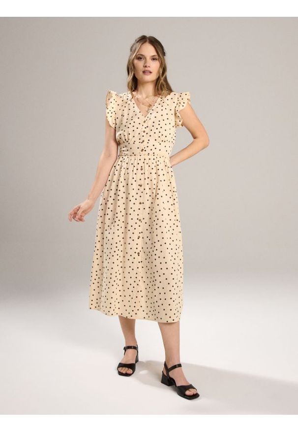 Sinsay - Bawełniana sukienka midi w groszki z falbankami - wielobarwny. Typ kołnierza: kołnierz z falbankami. Materiał: bawełna. Wzór: grochy. Długość: midi