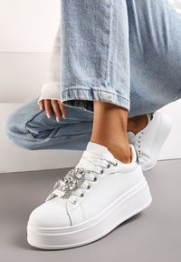 Renee - Biało-Srebrne Sneakersy z Platformą i Odpinanymi Biżuteryjnymi Aplikacjami na Sznurówkach Tamaki. Okazja: na co dzień. Kolor: biały. Materiał: jeans. Wzór: aplikacja. Obcas: na platformie #1