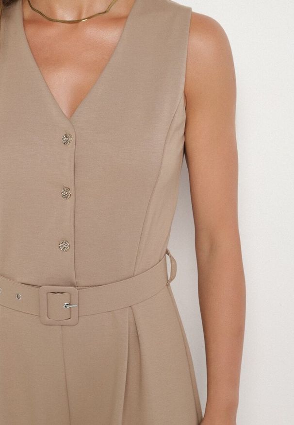 Born2be - Ciemnobeżowy Taliowany Kombinezon z Wiskozą Ozdobiony Paskiem Ralinelle. Okazja: na imprezę. Kolor: beżowy. Materiał: wiskoza. Wzór: aplikacja. Styl: elegancki, klasyczny