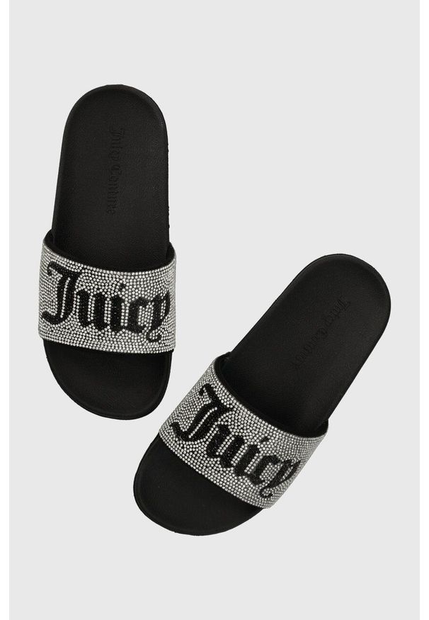 Juicy Couture klapki damskie kolor czarny. Kolor: czarny. Materiał: materiał. Obcas: na obcasie. Wysokość obcasa: niski