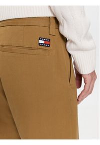 Tommy Jeans Chinosy DM0DM17680 Brązowy Tapered Fit. Kolor: brązowy. Materiał: bawełna #3