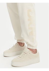 DKNY Sport Spodnie dresowe DP5P3585 Beżowy Regular Fit. Kolor: beżowy. Materiał: bawełna, syntetyk #4