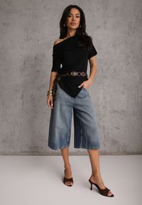 Renee - Czarna Asymetryczna Bluzka z Wiskozy z Krótkim Rękawem Zdobiona Marszczeniem Undishi. Okazja: na co dzień. Typ kołnierza: dekolt w łódkę. Kolor: czarny. Długość: krótkie. Wzór: aplikacja. Materiał: wiskoza. Długość rękawa: krótki rękaw. Sezon: lato. Styl: casual, klasyczny #6