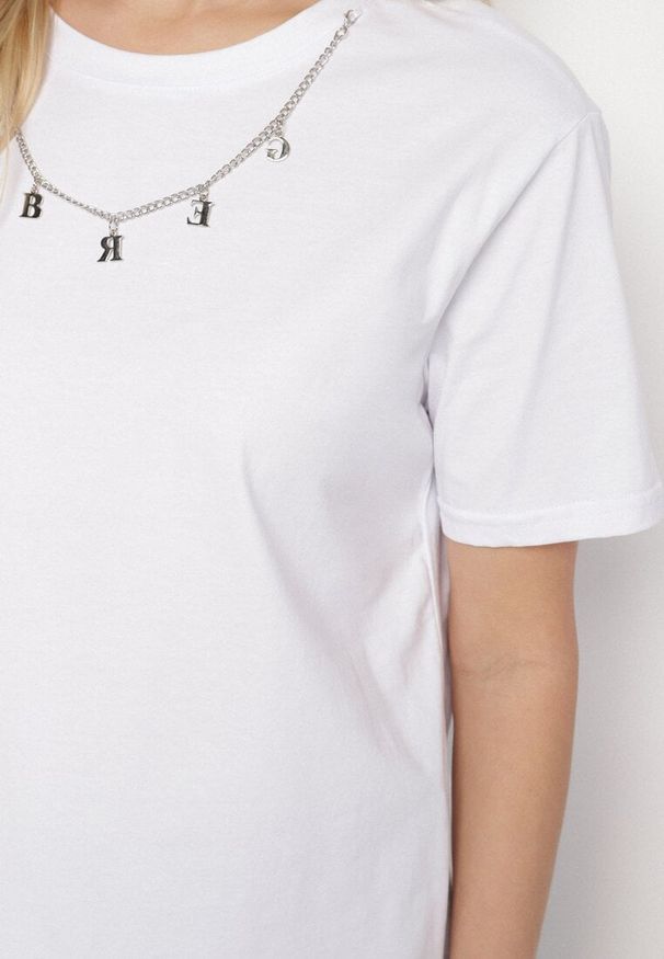 Born2be - Biały Bawełniany T-shirt z Odpinanym Łańcuszkiem Imitującym Naszyjnik Mohna. Okazja: na co dzień. Kolor: biały. Materiał: bawełna. Wzór: aplikacja. Sezon: wiosna, lato. Styl: elegancki, casual