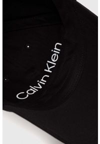 Calvin Klein czapka z daszkiem bawełniana kolor czarny z aplikacją. Kolor: czarny. Materiał: bawełna. Wzór: aplikacja #5