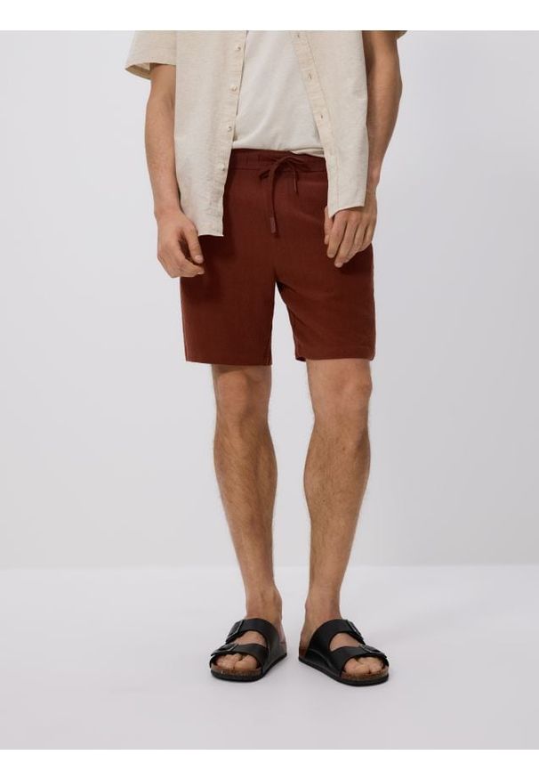Reserved - Szorty regular z lnem - karminowy. Kolor: czerwony. Materiał: len