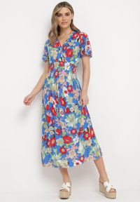 Born2be - Niebieska Sukienka w Kwiaty z Kopertowym Dekoltem i Gumkami w Pasie Lomanda. Okazja: na spacer, na co dzień. Typ kołnierza: dekolt kopertowy. Kolor: niebieski. Wzór: kwiaty. Sezon: lato. Typ sukienki: kopertowe. Styl: elegancki, casual, klasyczny. Długość: midi #1