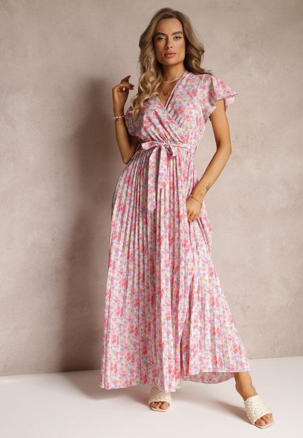 Renee - Jasnoróżowa Plisowana Sukienka Maxi w Kwiatki z Gumką w Talii Ikama. Kolor: różowy. Materiał: materiał. Wzór: kwiaty. Długość: maxi