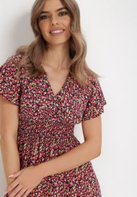 Born2be - Granatowa Sukienka Aesampos. Typ kołnierza: dekolt kopertowy. Kolor: niebieski. Wzór: kwiaty. Sezon: lato. Typ sukienki: kopertowe. Długość: mini #2