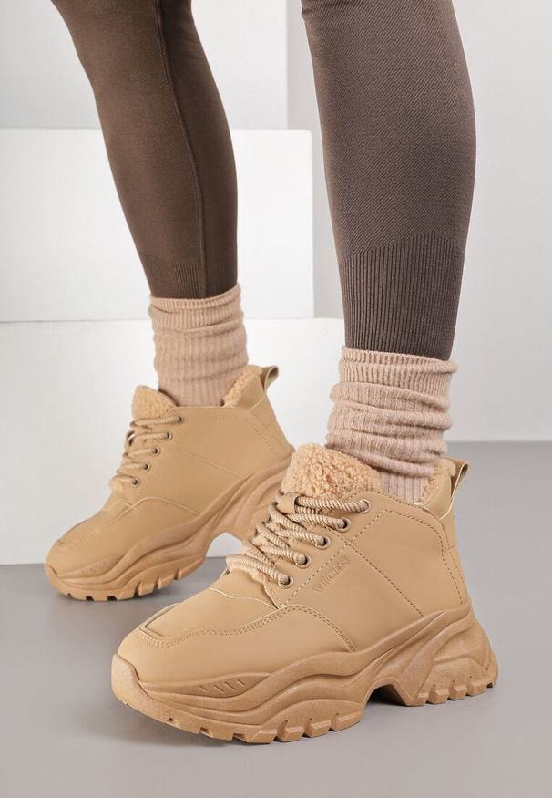 Renee - Jasnobrązowe Trapery Sneakersy Vices na Platformie z Tłoczeniem Nirrise. Okazja: na co dzień. Kolor: brązowy. Materiał: dresówka. Obcas: na platformie. Styl: casual