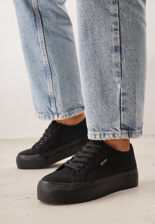 Renee - Czarne Basicowe Trampki VICES w Minimalistycznym Stylu Riosanne. Okazja: na spacer. Kolor: czarny. Materiał: satyna, jeans. Wzór: kwiaty. Styl: klasyczny