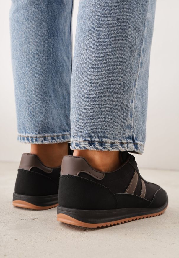 Born2be - Czarno-Brązowe Sneakersy z Geometrycznym Motywem Jannata. Okazja: na co dzień. Kolor: czarny. Materiał: jeans, dresówka. Wzór: geometria