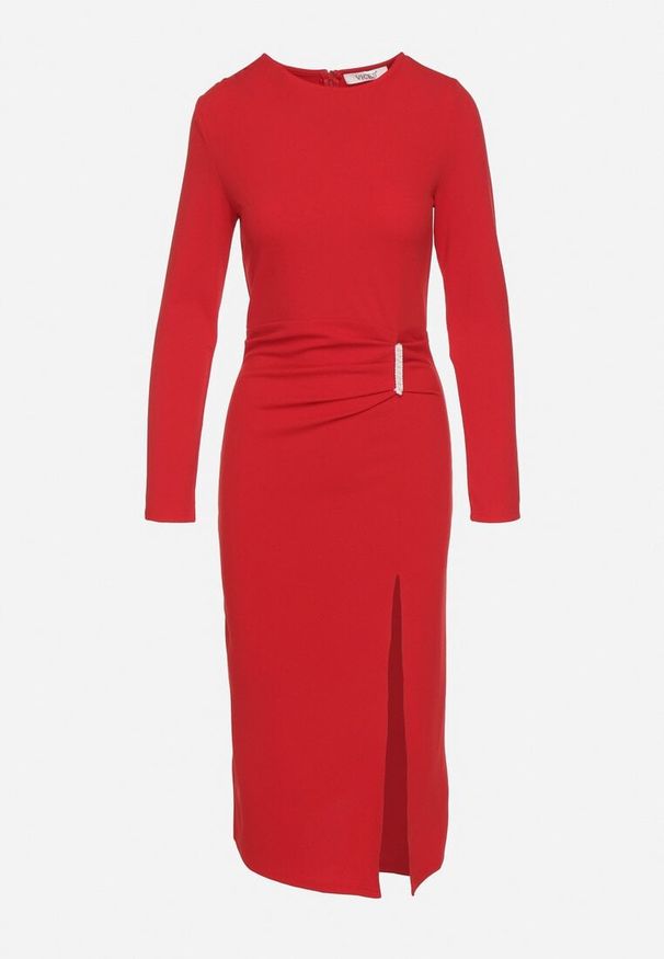 Born2be - Czerwona Taliowana Sukienka Vices z Marszczeniem i Perełkami Adorre. Kolor: czerwony. Wzór: aplikacja. Styl: elegancki, klasyczny