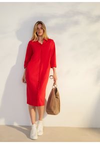 bonprix - Sukienka shirtowa szmizjerka midi z bawełny. Kolor: czerwony. Materiał: bawełna. Typ sukienki: szmizjerki. Długość: midi