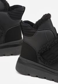 Born2be - Czarne Śniegowce z Przeszyciami i Futerkiem Newella. Okazja: na co dzień. Zapięcie: rzepy. Kolor: czarny. Materiał: futro. Styl: klasyczny, casual, elegancki #7