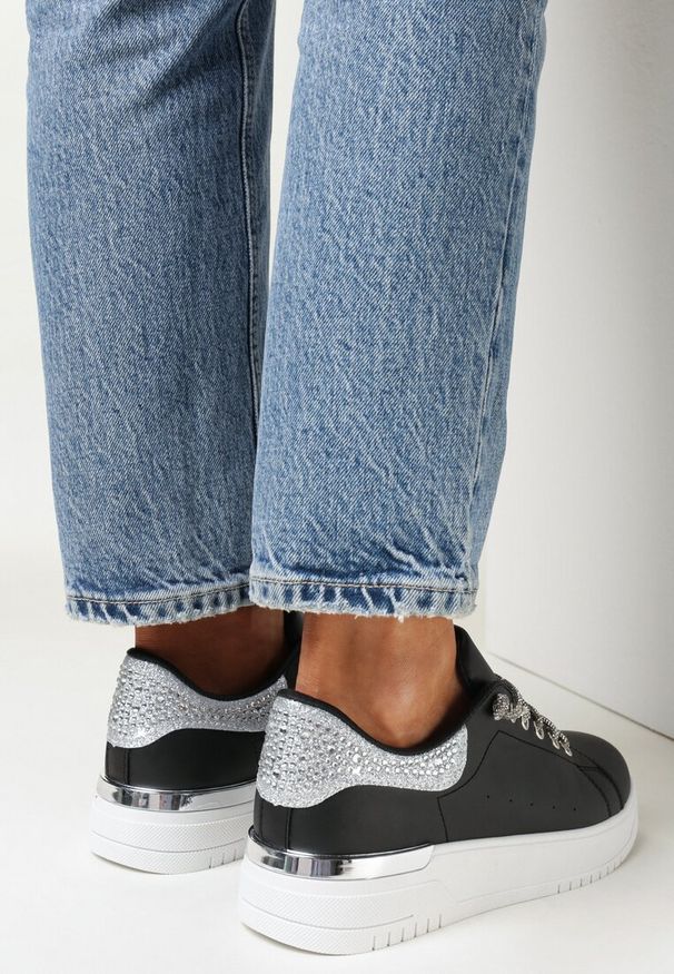 Born2be - Czarne Sznurowane Sneakersy na Płaskiej Podeszwie z Cyrkoniami Myleigh. Okazja: na co dzień. Zapięcie: sznurówki. Kolor: czarny. Wzór: aplikacja. Obcas: na płaskiej podeszwie