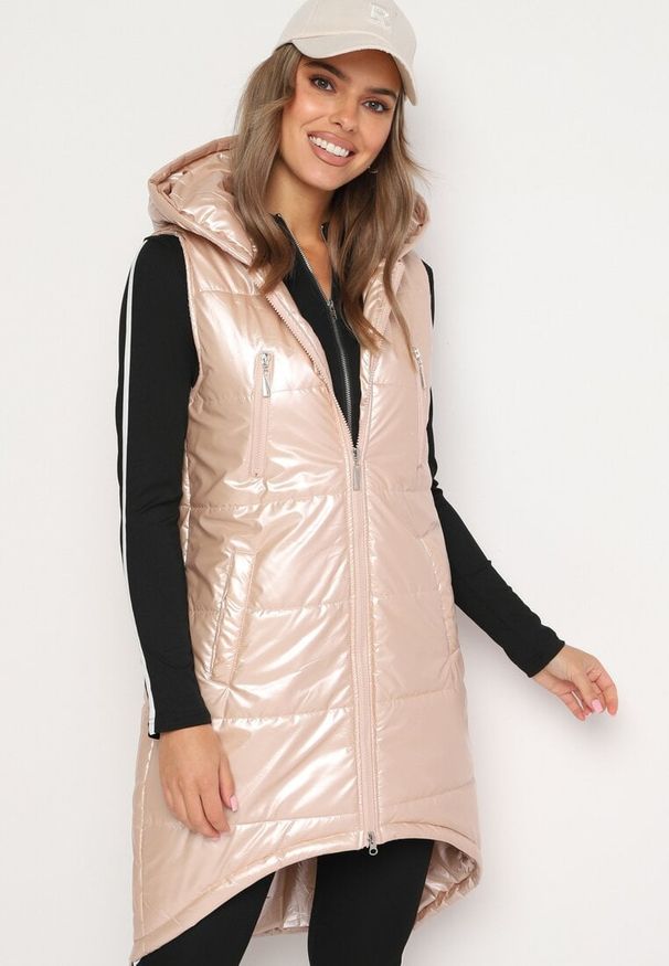 Born2be - Beżowa Długa Kamizelka z Kapturem Ozdobiona Imitacją Kieszeni Mavaria. Typ kołnierza: kaptur. Kolor: beżowy. Materiał: jeans. Długość: długie. Wzór: aplikacja. Sezon: wiosna, jesień. Styl: elegancki, sportowy, klasyczny