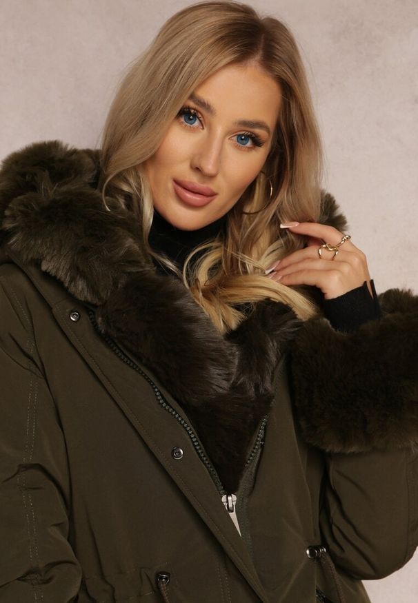 Renee - Ciemnozielona Kurtka Parka ze Ściągaczem i Kapturem z Futerkiem Bellad. Kolor: zielony. Materiał: futro. Wzór: aplikacja