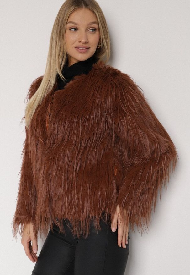 Born2be - Brązowa Kurtka Futrzana o Prostym Kroju Zapinana na Haftki Siarale. Okazja: na co dzień. Kolor: brązowy. Materiał: futro. Długość rękawa: długi rękaw. Długość: długie. Styl: casual, elegancki