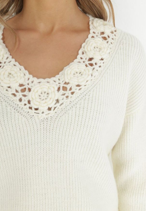 Born2be - Jasnobeżowy Sweter Dzianinowy z Ażurowym Dekoltem Elseli. Kolor: beżowy. Materiał: dzianina. Wzór: ażurowy. Sezon: zima, jesień