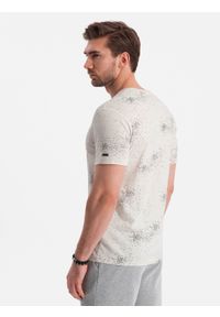 Ombre Clothing - T-shirt męski fullprint z rozrzuconymi literami - jasnobeżowy V1 OM-TSFP-0179 - XXL. Kolor: biały. Materiał: bawełna, żakard, dzianina. Wzór: nadruk, napisy, jednolity. Styl: elegancki #6
