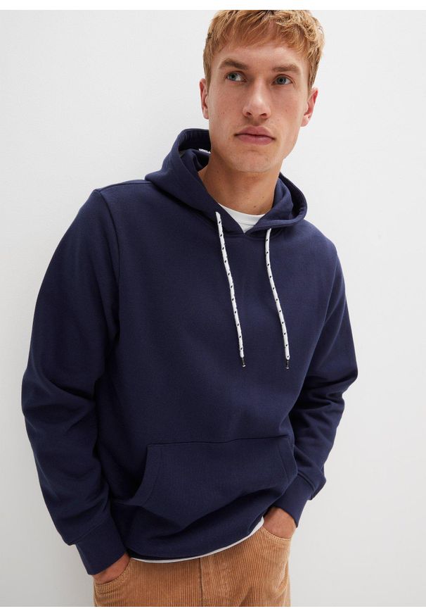 bonprix - Bluza z kapturem w wygodnym kroju. Typ kołnierza: kaptur. Kolor: niebieski. Materiał: poliester. Wzór: aplikacja
