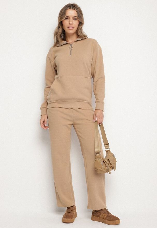 Born2be - Ciemnobeżowy Ocieplany Komplet Dresowy z Bawełny Bluza z Suwakiem i Spodnie Miretila. Kolor: beżowy. Materiał: bawełna, dresówka. Sport: turystyka piesza