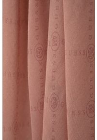 Guess szal damski kolor różowy wzorzysty. Kolor: różowy. Materiał: tkanina, włókno