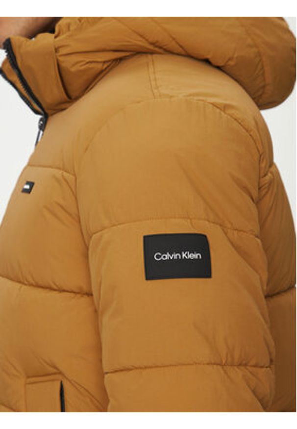 Calvin Klein Kurtka zimowa Crinkle K10K110336 Brązowy Regular Fit. Kolor: brązowy. Materiał: syntetyk. Sezon: zima