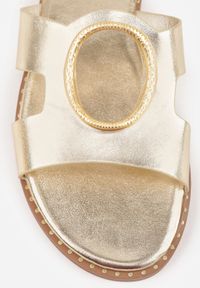 Born2be - Złote Klapki VICES z Wycięciem i Metalową Ozdobą Acacine. Okazja: na co dzień. Kolor: złoty. Wzór: aplikacja. Sezon: lato. Styl: casual, elegancki #4