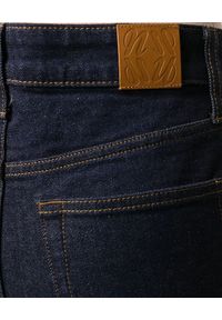 NANUSHKA - Granatowe jeansy Miya. Stan: podwyższony. Kolor: niebieski. Wzór: aplikacja