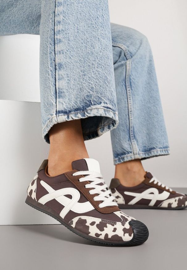 Born2be - Brązowo-Białe Sneakersy Ozdobione Geometrycznym Motywem Ardetia. Okazja: na co dzień. Kolor: brązowy. Materiał: jeans. Wzór: aplikacja, geometria