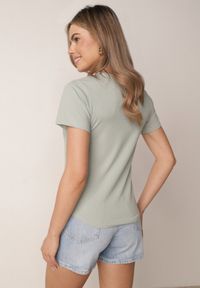 Born2be - Ciemnozielony Gładki T-shirt w Klasycznym Stylu Salodone. Okazja: do pracy, na co dzień. Kolor: zielony. Materiał: materiał, jeans. Wzór: gładki. Styl: klasyczny #6