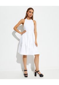prada - PRADA - Biała sukienka z odkrytymi plecami. Kolor: biały. Materiał: bawełna. Typ sukienki: rozkloszowane. Długość: mini #1