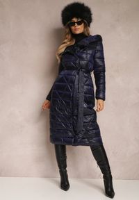 Renee - Granatowa Kurtka za Kolano z Wiązanym Paskiem i Kapturem Feome. Okazja: na co dzień. Kolor: niebieski. Materiał: tkanina. Styl: klasyczny, casual
