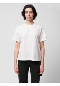 outhorn - T-shirt o kroju boxy z nadrukiem damski - złamana biel. Materiał: materiał, bawełna, dzianina. Wzór: nadruk #6