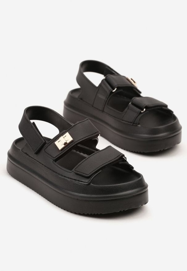 Born2be - Czarne Sandały na Grubej Podeszwie Zapinane na Rzep Sepovia. Okazja: na co dzień. Zapięcie: rzepy. Kolor: czarny. Obcas: na obcasie. Styl: elegancki, casual. Wysokość obcasa: niski