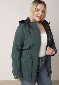 Born2be - Ciemnozielona Dwustronna Kurtka Przejściowa w Stylu Parki z Kapturem Tidala. Okazja: na co dzień. Typ kołnierza: kaptur. Kolekcja: plus size. Kolor: zielony. Materiał: poliester, jeans, materiał. Wzór: aplikacja. Styl: casual, klasyczny #7