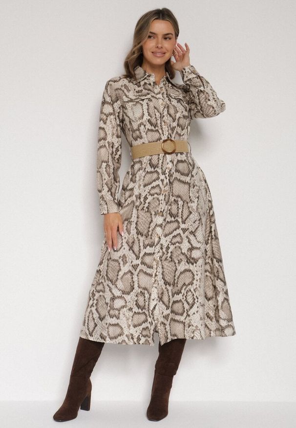 Born2be - Beżowa Sukienka Koszulowa z Wiskozą Zdobiona Paskiem i Wzorem w Węża Delane. Okazja: na co dzień. Kolor: beżowy. Materiał: wiskoza. Wzór: aplikacja. Typ sukienki: koszulowe. Styl: casual, elegancki