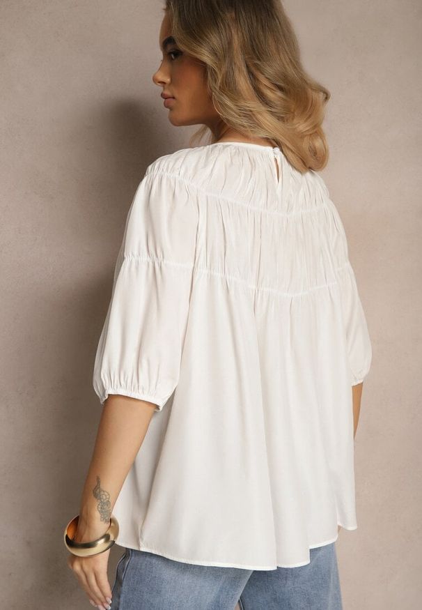 Renee - Biała Bluzka z Wiskozą o Fasonie Oversize z Gumkami w Ramionach Alirona. Okazja: na spacer. Kolor: biały. Materiał: wiskoza. Styl: klasyczny, elegancki