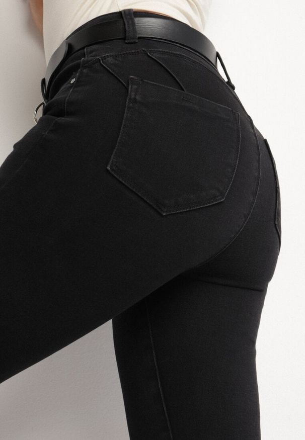 Born2be - Czarne Jeansy o Dopasowanym Kroju z Efektem Push Up Vonnira. Okazja: na co dzień. Kolor: czarny. Styl: elegancki, casual
