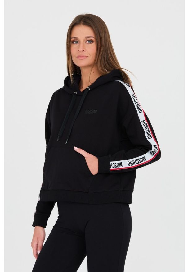 MOSCHINO Czarna bluza z kapturem i lampasami. Typ kołnierza: kaptur. Kolor: czarny