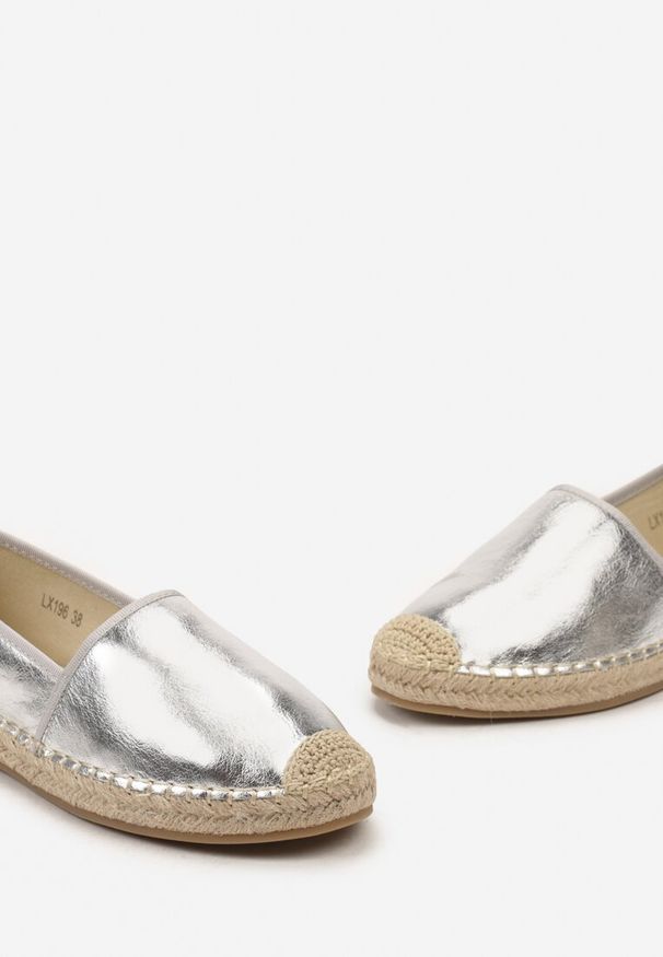 Born2be - Srebrne Espadryle Kleorelia. Nosek buta: okrągły. Zapięcie: bez zapięcia. Kolor: srebrny. Wzór: aplikacja. Obcas: na płaskiej podeszwie. Styl: wakacyjny